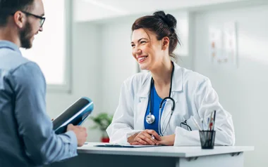 Doctora atendiendo a un paciente en su consultorio