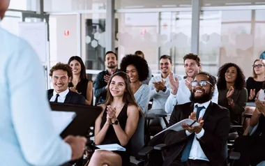 Equipo de ventas en una reunión de trabajo