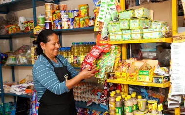 Dueña de una tienda de barrio ordenando su mercadería